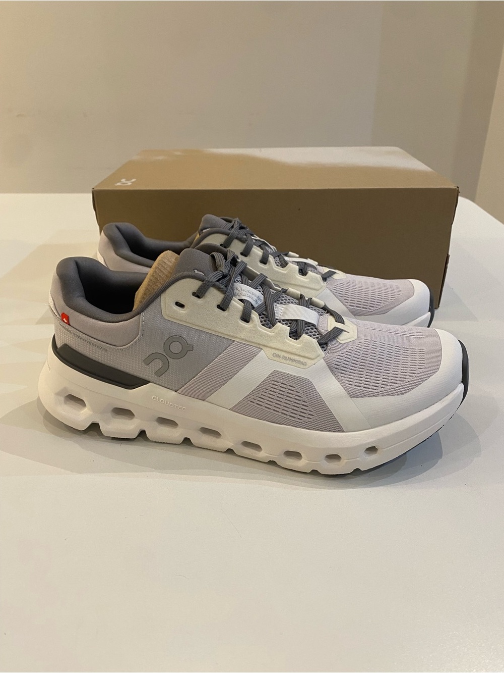 On Running Women’s Cloudrunner 2 Sneaker in Frost/White sz 10.5 New in Box - Picture 2 of 7